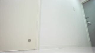 精选网黄台北娜娜性感老师家访同学沦为性奴 露出雪白的肌肤，双峰挺拔，下身湿润