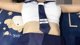 饥渴女学生被男友射精因为他的女友拥有完美身材 她被男友的粗暴所征服，享受着男友的抚摸，两人互相探索对方的身体