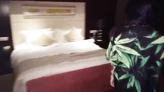 香港辣妈户外露出 “晒胸”成瘾 在公共场所拍摄大量暴露视图