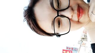 驾车户外野战！蹲在地上尿尿，脱下炮友裤子吃屌
