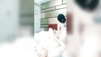 超骚的小少妇露脸跟小哥激情啪啪【3】一干就是两炮活很好，吃鸡巴舔菊花还给小哥舔乳头各种抽插，内射和口爆
