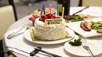 HMN-388 祝我暗恋的女孩生日快乐。为了庆祝她的生日，我请我的朋友给她来了一场她这辈子最刺激、最有趣的奶油派性爱，直到太阳升起  #森日向子