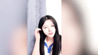 极品福利姬脱到一丝不挂诱惑观众，很漂亮的一线天