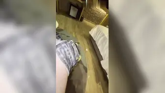 周末把小侄子丢给老妈照顾，拉上姐姐去酒店开房玩弄“双洞“，瑜伽裤加双跳蛋狂干姐姐小嫩逼