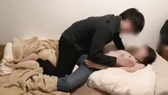 姊弟乱伦调教我色情的姐姐 散发着勾人魂魄的香味。弟弟无法抗拒，被姐姐压在身下，她用手握住弟弟那坚挺的肉棒