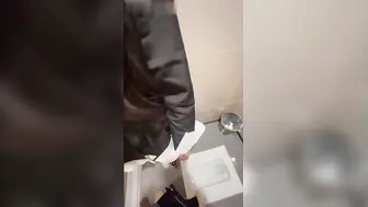 姐弟乱伦 会喷水的亲姐姐-网吧里跳蛋调教姐姐直接在厕所打炮，水汪汪骚穴玩喷尿又湿又滑后入内射