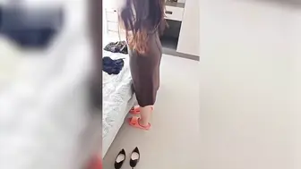 母子乱伦趁着老爸外出应酬拿出准备好的性感情趣内衣穿上无套内射播种亲妈