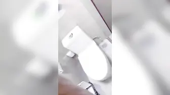 下雨天爸妈不在家和妹妹独处，趁她打王者开语音的时候，插入让她对着手机放肆淫叫