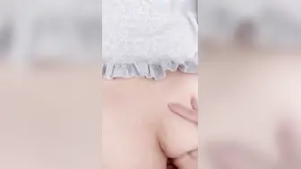 真实乱伦原创下雨天爸妈不在家和妹妹独处，趁她打王者开语音的时候，强行插入让她对着手机放肆淫叫