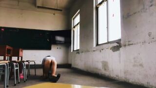 陈老师在校园露出尿尿 - Pornhub.com