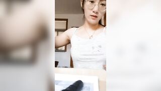 女大生上网课时，骚货忍不住当着全班师生，站起来开镜头自慰给大家看